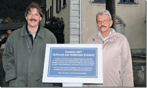 Der St. Galler SP-Ständeratskandidat Paul Rechsteiner und der Schäniser Gemeindepräsident Erich Jud weihen die Gedenktafel an die Wahl von 1847 ein. Quelle: 
